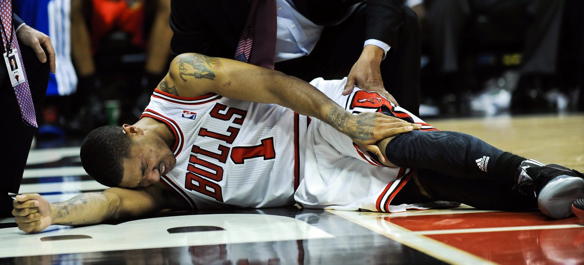 Bulls Beat Sixers but Lose Derrick Rose to a Torn A.C.L. - The New York  Times